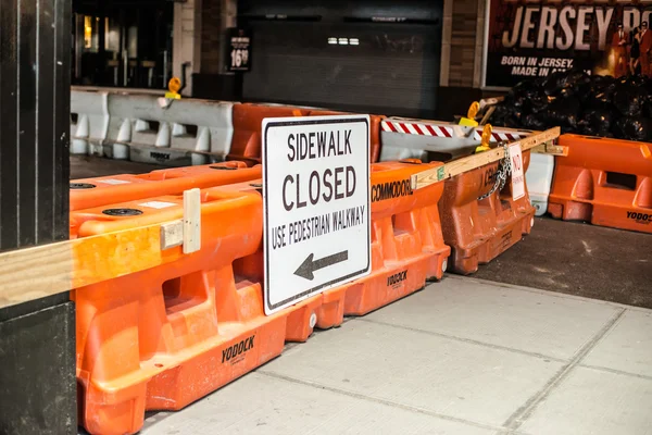 Obras de carga en la calle 48 en la ciudad de Nueva York, 18 de abril 2016 — Foto de Stock