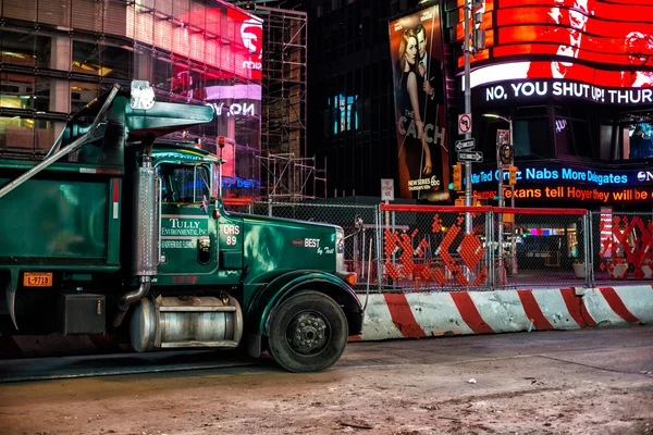 New York City - 18. April: mal quadratische Straße wird in den Nachtstunden gebaut, 18. April 2016 in Manhattan, New York City. — Stockfoto
