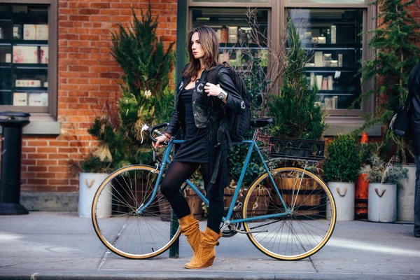 Modische Frau mit Fahrrad in der Stadt mit Reiserucksack — Stockfoto