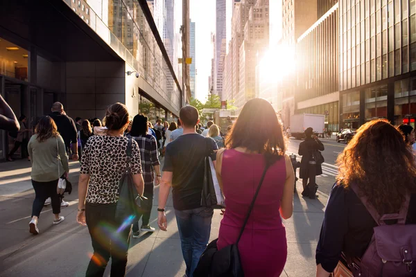 Personas caminando desde el trabajo en la calle en la ciudad de Nueva York a la hora del atardecer — Foto de Stock