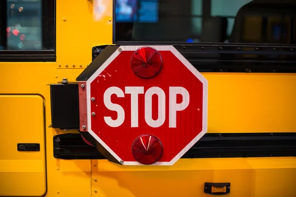 Panneau d'arrêt sur le côté sur bus scolaire jaune Images De Stock Libres De Droits