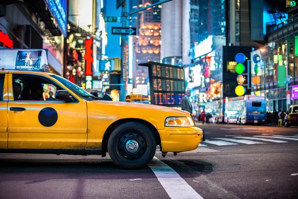 Gul taxi cab i natt New York City tid Squre — Stockfoto