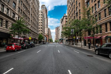 Midtown Manhattan New York City boş Caddesi'nde güneşli gün