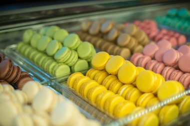 Tatlı dükkanı bir satırda renkli lezzetli macaroons