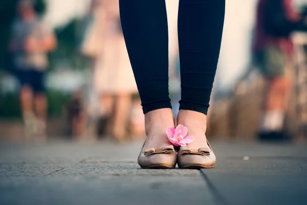 Vrouw voeten en benen met buiten schoenen — Stockfoto