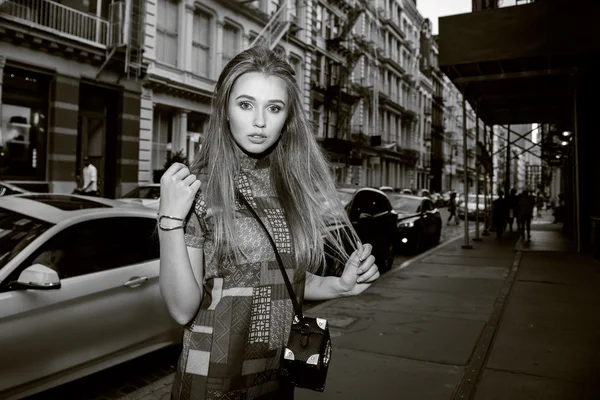 美丽优雅的模型女孩走在大街上的黑色和白色时尚照片 — 图库照片