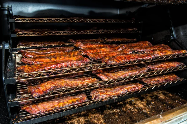 Costillas de cerdo fritas cocinadas en parrilla de barbacoa industrial — Foto de Stock