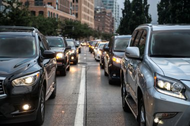 New York'ta trafik sıkışıklığı çalışma saat sonra. İnsanlar iş yığılmış akşam trafik üzerinde gidip gelirken.
