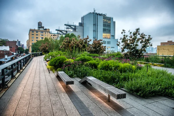 High Line Park. Urban offentlig park på en historiska frakt järnvägslinje i New York, Manhattan. High Line Park på kvällen — Stockfoto