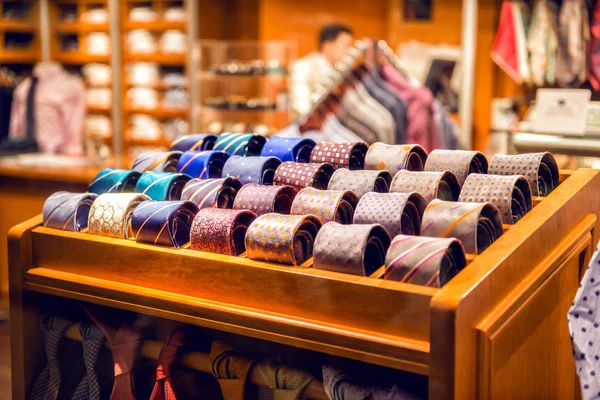 Surtido de corbata de hombre del estante de la tienda en la tienda de ropa de negocios de lujo — Foto de Stock