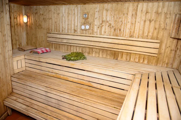Bath house ruang kayu dengan rumput sapu dan handuk — Stok Foto
