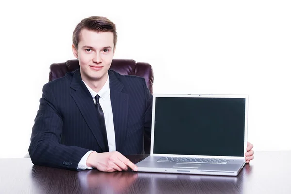 Junger glücklicher erfolgreicher Geschäftsmann präsentiert sein Startup-Projekt auf Laptop im Büro. — Stockfoto