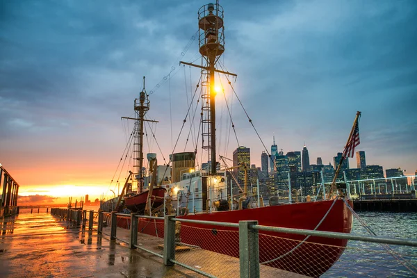 Industriella fartyg vid kaj vid solnedgång i New York City — Stockfoto