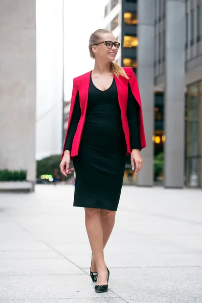 Ganzkörperporträt einer lächelnden Geschäftsfrau, die das Büro verlässt — Stockfoto