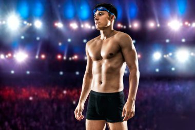 İnsanlarla Olimpiyat Stadyumu'nda Havuzda yüzmek giyen yakışıklı adam gözlük