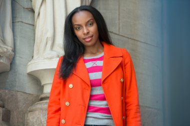 Çekici Afro-Amerikan üniversite öğrencisi college kampüsünde