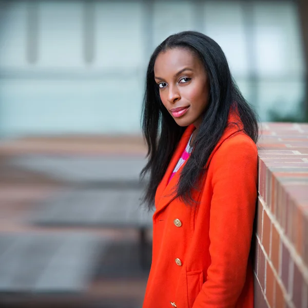 Retrato de cerca de una hermosa mujer afroamericana confiada de pie al aire libre del edificio de oficinas . — Foto de Stock