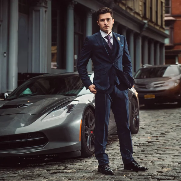 Úspěšný Podnikatel Pózující Luxusním Sportovním Autem New York City Street — Stock fotografie