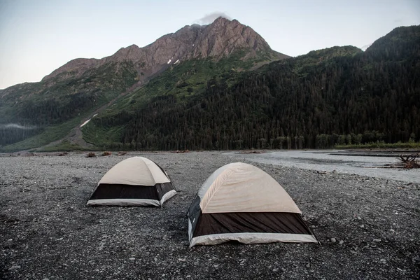 Två Campingtält Bergsdal Nära Floden Alaska Usa — Stockfoto