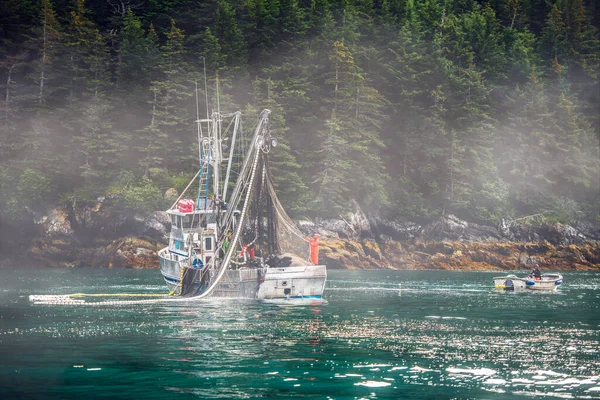 Fischerboot Richtet Das Netz Für Lachse Der Bucht Von Alaska — Stockfoto