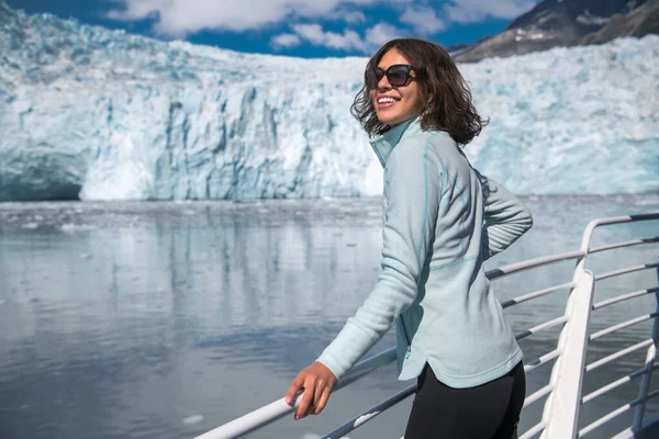 Glückliche Frau Genießt Ihre Bootstour Auf Den Gletscher Alaska Usa — Stockfoto