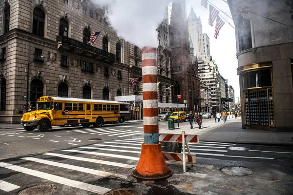 ニューヨーク市通り建設工事の蒸気ヒートパイプは霧と煙を作る — ストック写真