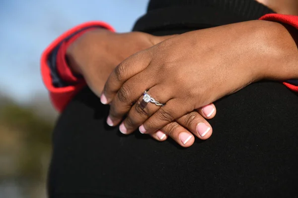 Wanita Memeluk Pacarnya Setelah Proposal Mengenakan Cincin Pertunangan — Stok Foto