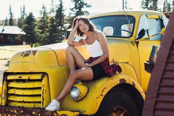 Belle Fille Assise Sur Vieux Camion Dans Une Campagne — Photo