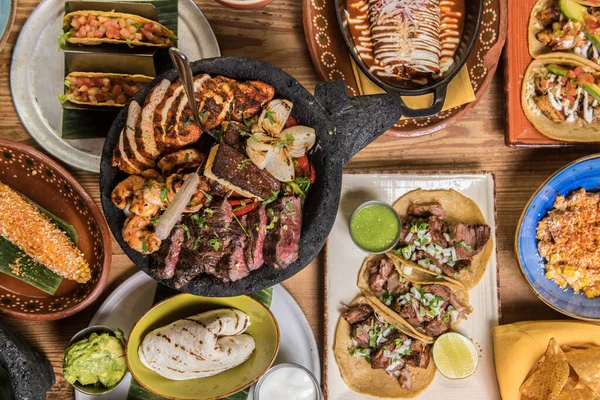 Różnorodność Smaczne Meksykańskie Jedzenie Stole Restauracyjnym — Zdjęcie stockowe