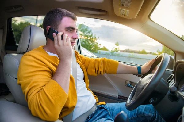 Man talking on cell phone when driving a car — Stock Photo, Image