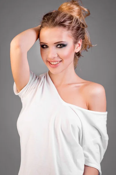 Sexy modelo sonriente mujer en camiseta blanca —  Fotos de Stock