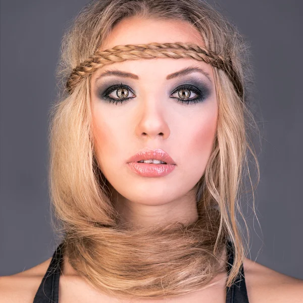 सुनहरे बालों वाली महिला सुंदर बाल शैली और धूम्रपान वाली आंख मेकअप — स्टॉक फ़ोटो, इमेज