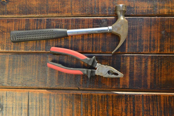 Herramientas de trabajo sobre fondo de madera — Foto de Stock