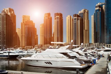 dubai Yat Limanı batımında Yatlar ile defne deniz