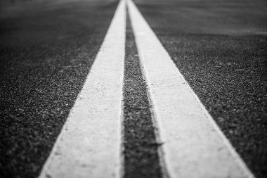 arka plan beyaz yol işaretleri ile asfalt karayolu hatları