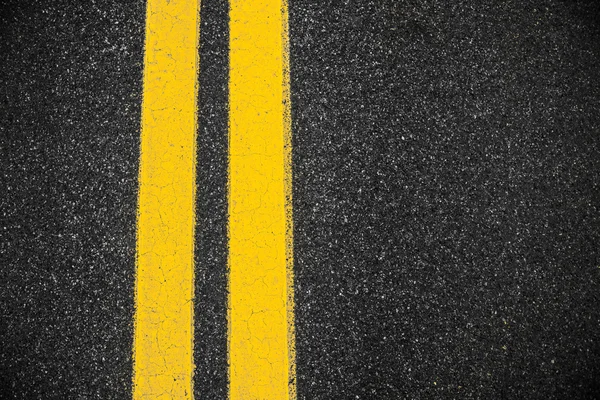 Surface de la route avec deux lignes jaunes. Fond d'asphalte — Photo