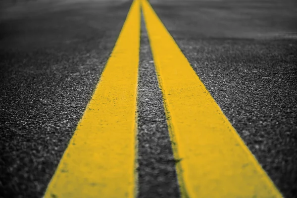 Asphaltstraße mit gelben Markierungslinien auf dem Straßenhintergrund — Stockfoto