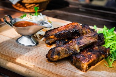 Domuz kaburga sos ve salata restoranda ahşap masa