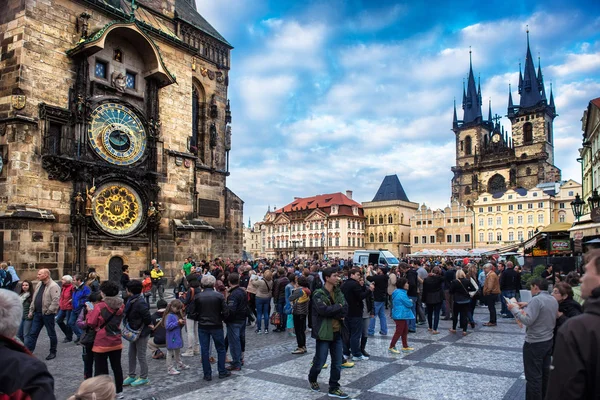 Prague, Republika Czeska - 17 października: Grupa ludzi cieszyć jesień rynku w Vaclavlske namnesti w Pradze na 17 października 2014 w Pradze. — Zdjęcie stockowe