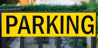 Şehirde yeraltı otopark giriş otopark yazıt