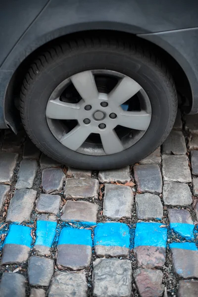 Zona de aparcamiento azul para coches en la ciudad —  Fotos de Stock