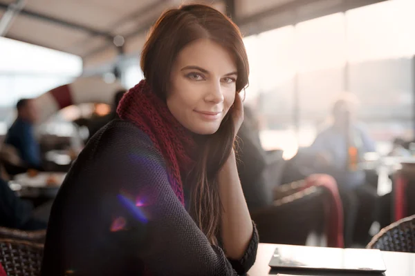 Bir kafede oturan güzel kadın — Stok fotoğraf