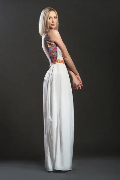 Ganzkörperfoto der Blondine im weißen langen Kleid — Stockfoto