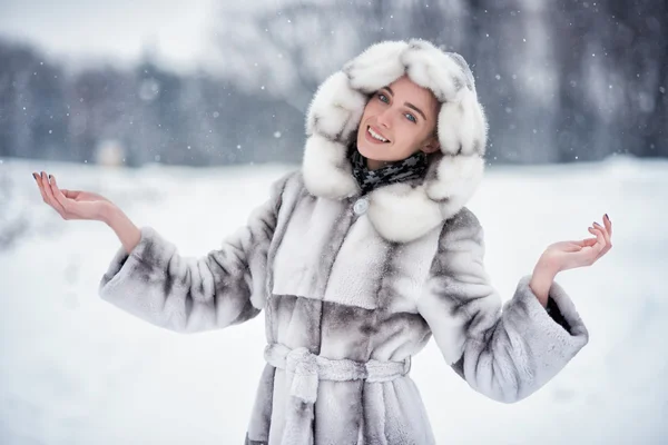 Mulher se divertir na neve na floresta de inverno — Fotografia de Stock