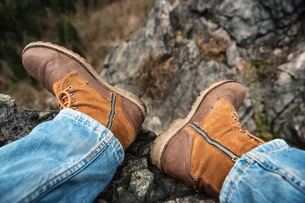 山の中の人の足のクローズアップ写真 — ストック写真