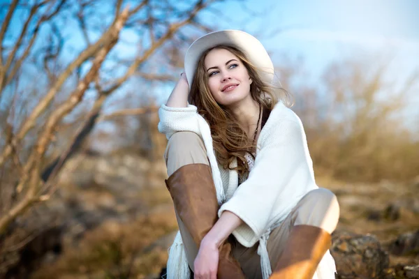 Schöne lächelnde Frau entspannt sich im Freien — Stockfoto