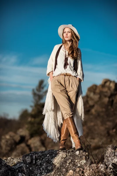 Young woman outdoors fashion portrai — Stock Photo, Image