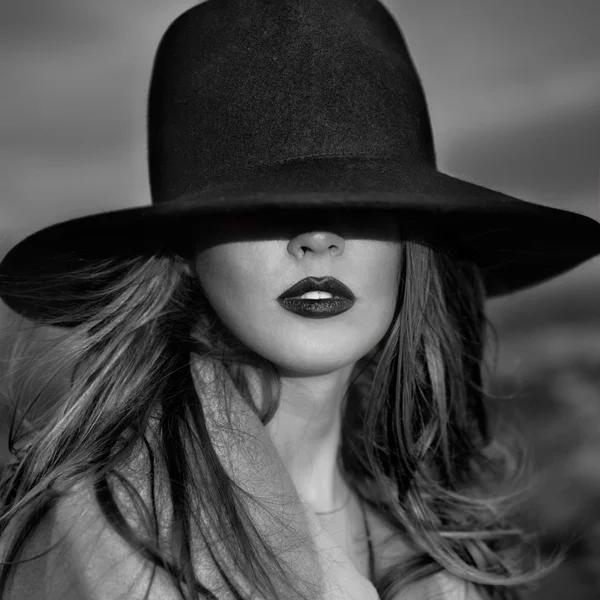 Monochrome portrait of elegant beautiful woman wearing a hat — Stock Photo, Image