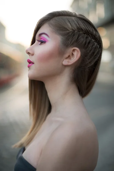 Mulher loira bonita com maquiagem rosa em pé no stree da cidade — Fotografia de Stock