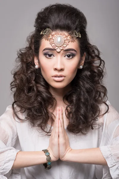 Porträtt av en vacker arab kvinna med lockigt hår bär juvelerare — Stockfoto